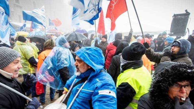 Sciopero generale a San Marino, neve e freddo non fermano i manifestanti