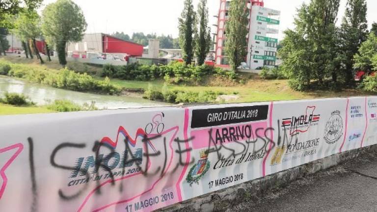La protesta contro il Giro d’Italia Scritte anche sui cartelloni di Imola
