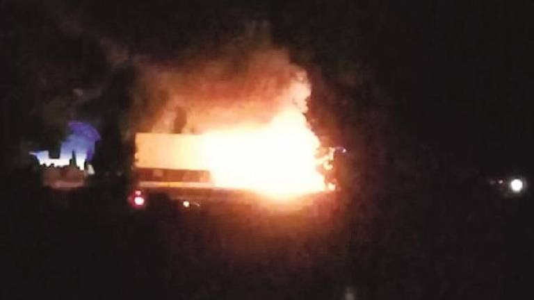 Esplosioni e camion a fuoco nella notte a Cesena, tir in sosta distrutto per un corto circuito