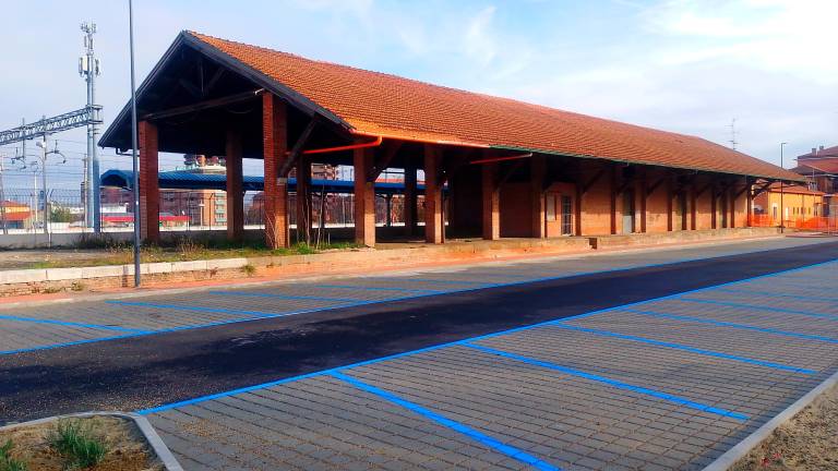 Gli stalli blu nell’area dello scalo merci che il Comune vuole rilanciare (foto mmph)