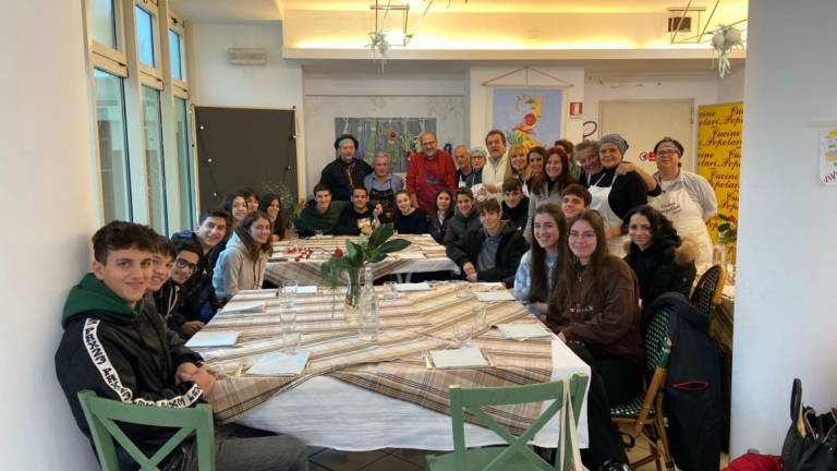 Cesena, gli studenti del Serra in visita alle Cucine Popolari