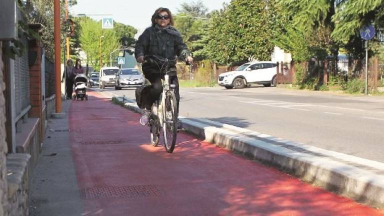 Cesena, al lavoro in bici: partenza col botto