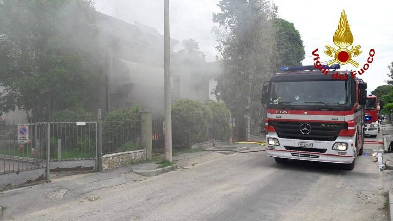 Forlì, incendio nello scantinato di un appartamento: soccorse due persone