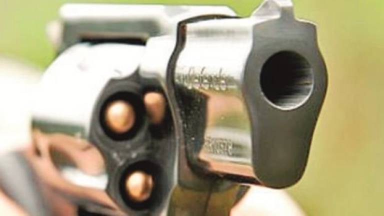 Punta una pistola giocattolo all’amica e minaccia di morte i carabinieri