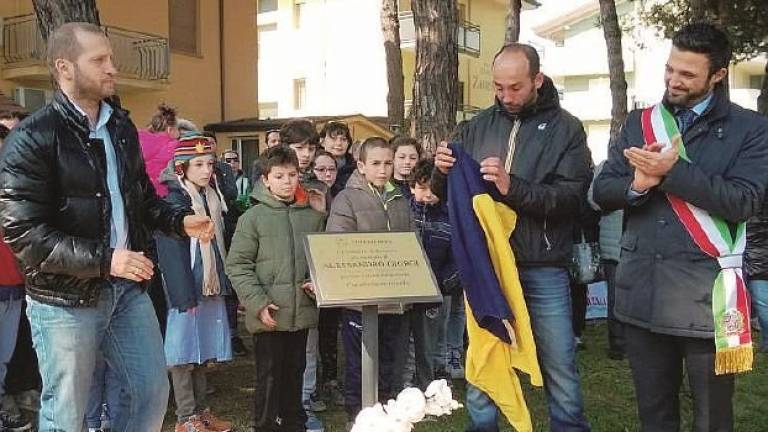 Rubato il pallone commemorativo dalla targa del 12enne travolto a Pinarella