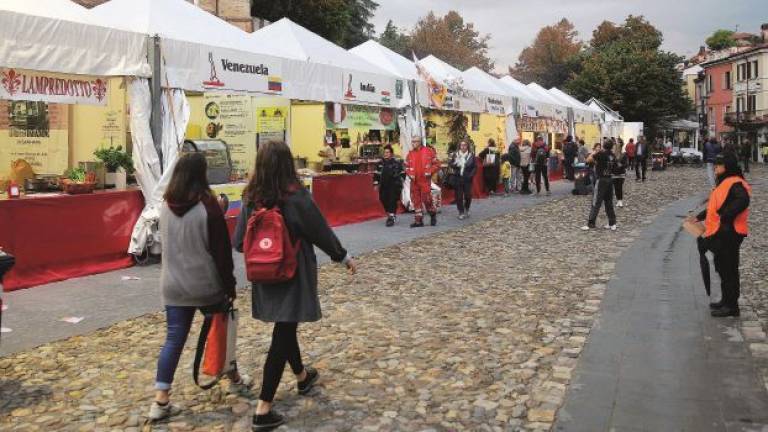 Il festival del cibo di strada a Cesena fa il pieno, 10mila persone invadono il centro