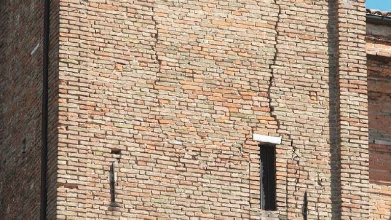 Cesena, in vendita mattoni per restaurare il campanile crepato