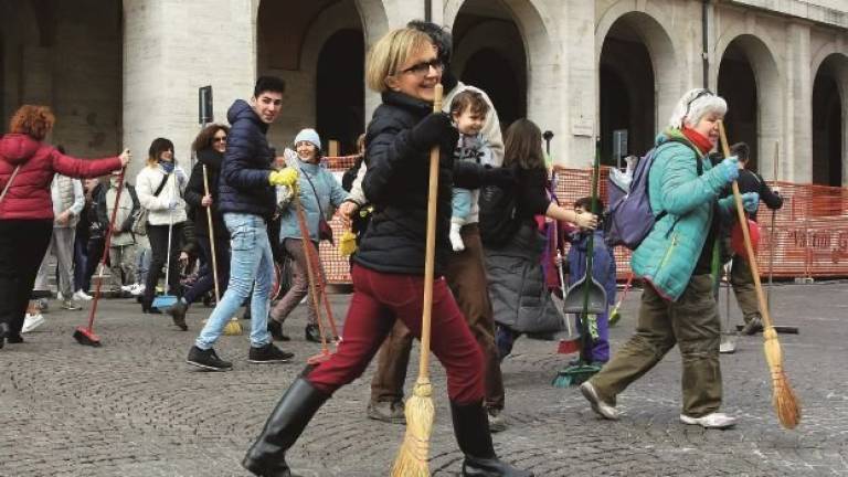 A Forlì per il flash mop i cittadini ripuliscono la città