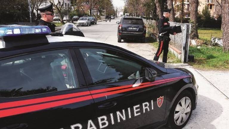 Picchiato e rapinato dell’incasso a Bellaria: imprenditore ittico finisce in ospedale