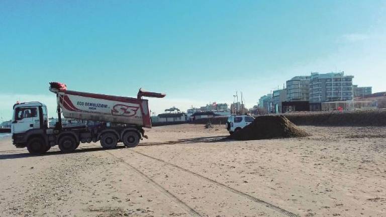 Dalla spiaggia di Rimini i primi 4mila metri cubi di sabbia nuova per Riccione