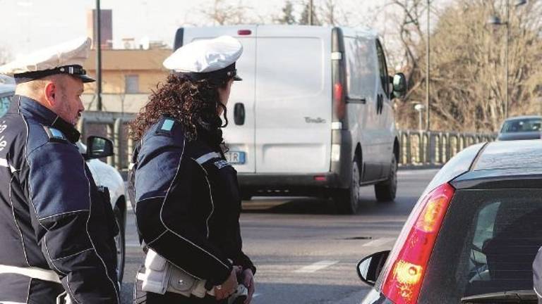 Patente e carta d'identità false: arrestato dalla municipale un automobilista 38enne