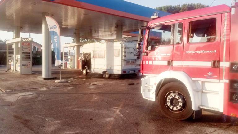 Camper a fuoco durante il rifornimento a Cervia, 17enne ustionato