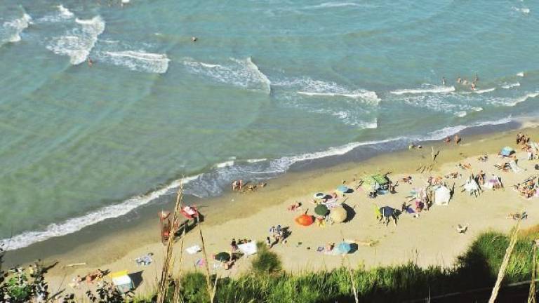 Spiaggia di Fiorenzuola di Focara riaperta, ma le “ferite” restano