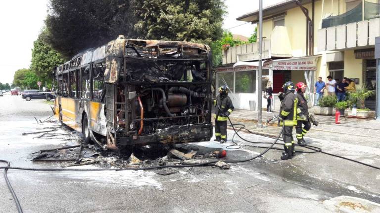 Autobus distrutto dalle fiamme mentre viaggia alla Cava di Forlì - VIDEO