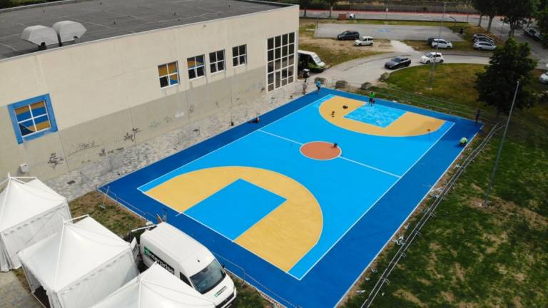 Misano, il nuovo campo da basket diventa una tela d'artista