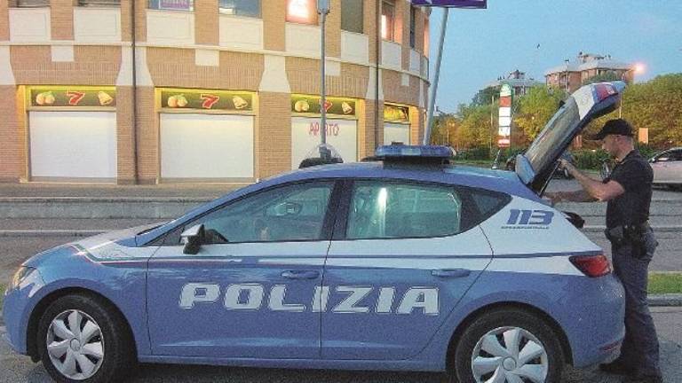 Con un coltello rapina la sala slot poi scappa in sella a una bicicletta