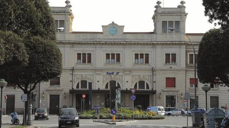 Stazione aperta di notte per i senzatetto