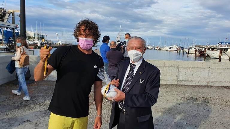 Cervia, Nicola Bissi ripesca l'anello dello sposalizio del mare