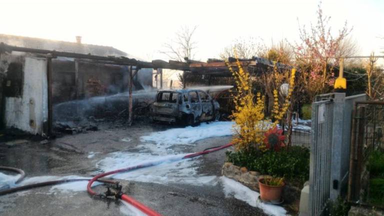 Cesena: incendio in via Medri a Gattolino