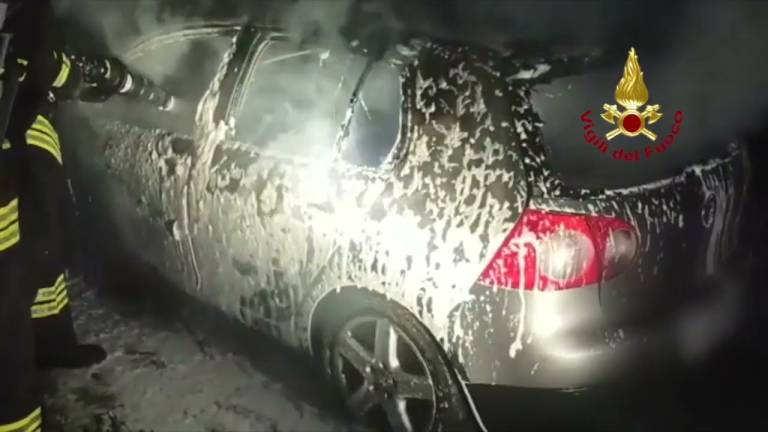 Rimini, auto a fuoco: l'intervento dei Vigili del Fuoco per spegnere le fiamme VIDEO