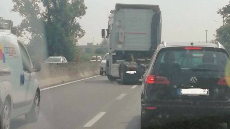 Contromano sulla tangenziale a Ravenna, camionista eroe evita il peggio