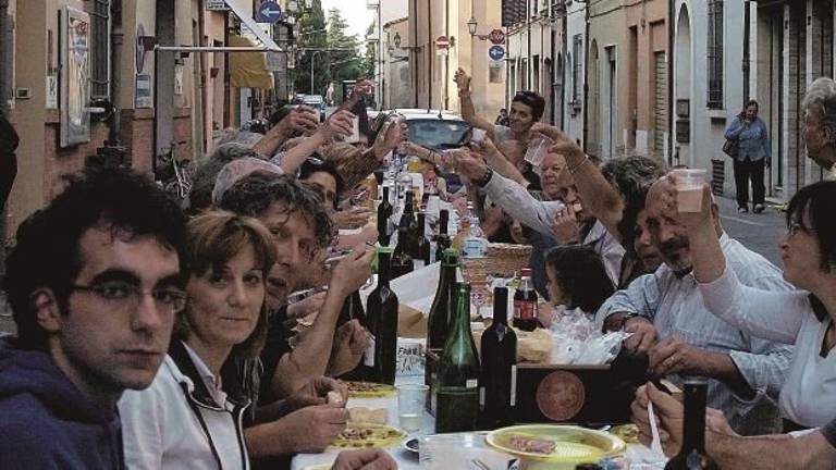 Nelle strade e nei quartieri torna la festa dei vicini