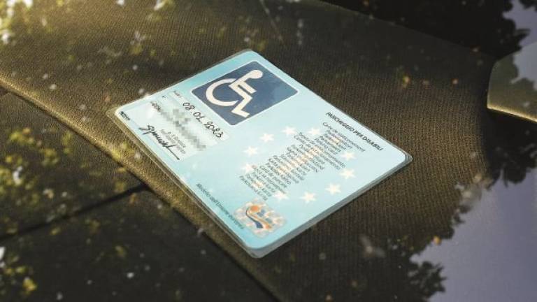 Medico parcheggia in ospedale con un falso pass per disabili