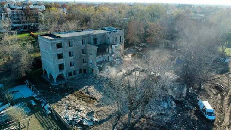 La demolizione in corso