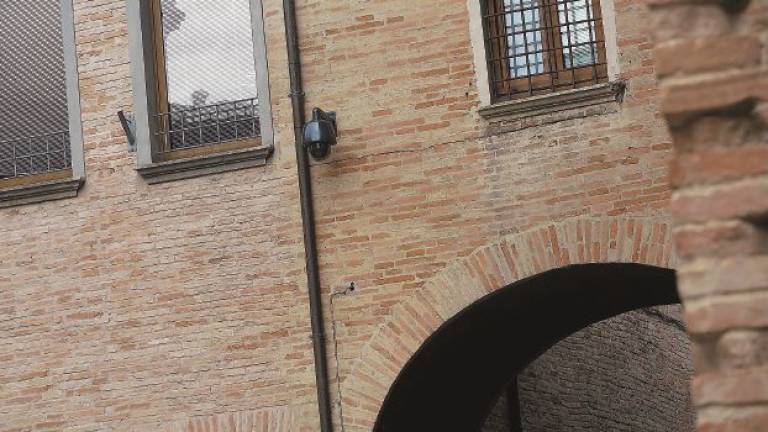Vandali in centro a Rimini, nuove telecamere. Le suore: In chiesa con i vetri blindati