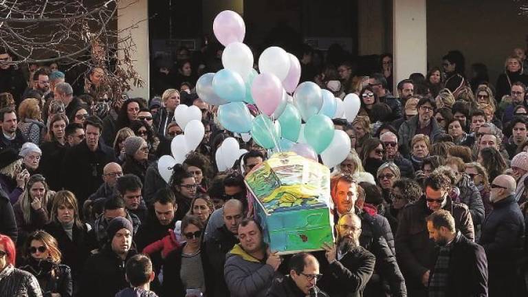 Una folla in lacrime a Rimini per Mila: Fai capire quanto è bella la vita