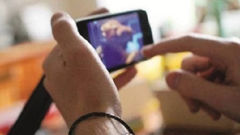 Rimini, 21enne di San Marino ruba il video erotico di una 15enne e lo diffonde in rete