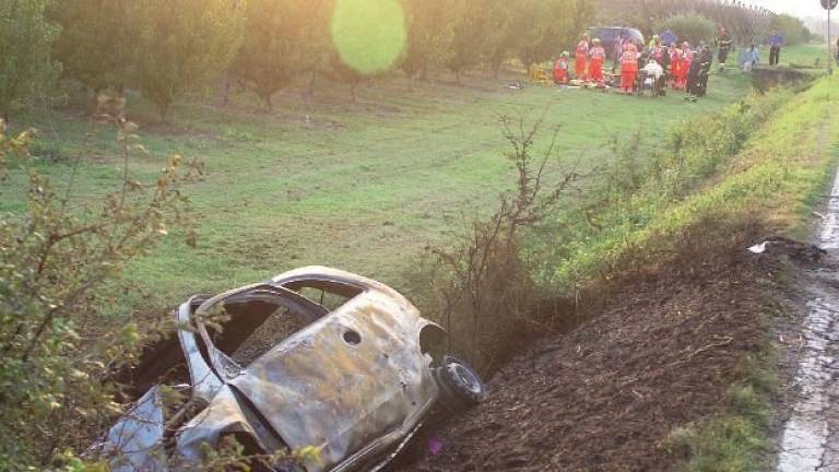Salvati dalle fiamme dopo incidente a Taglio Corelli: «Sarebbero morti bruciati in auto»