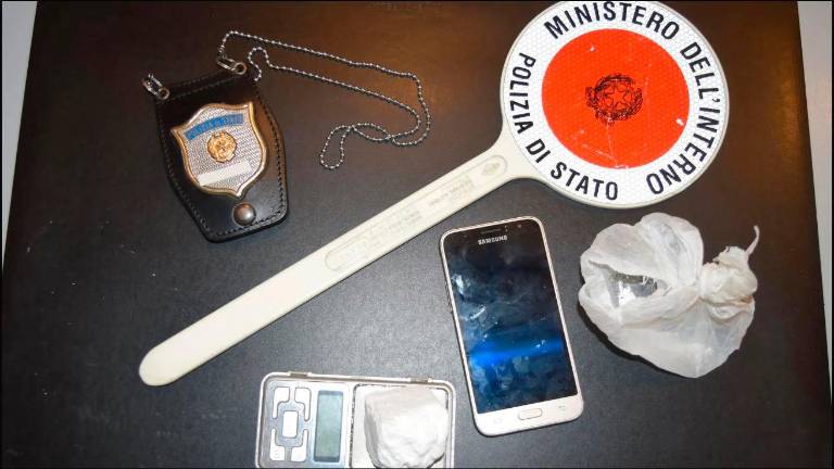 Cocaina nel comodino della camera da letto: arrestata una 61enne