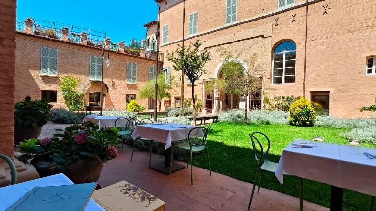 Ravenna, si abbassa subito il sipario sulla Taverna Byron: “Non abbiamo personale, soprattutto in cucina”