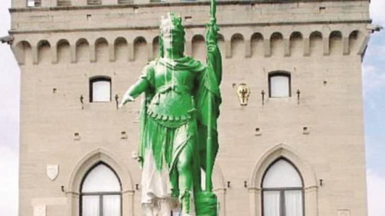 San Marino, monumenti dipinti di verde per un futuro ecosostenibile. Ma è un fotoritocco