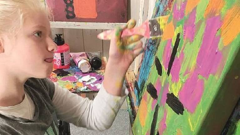 A Faenza le opere di Clara Woods artista 12enne colpita da ictus nel grembo