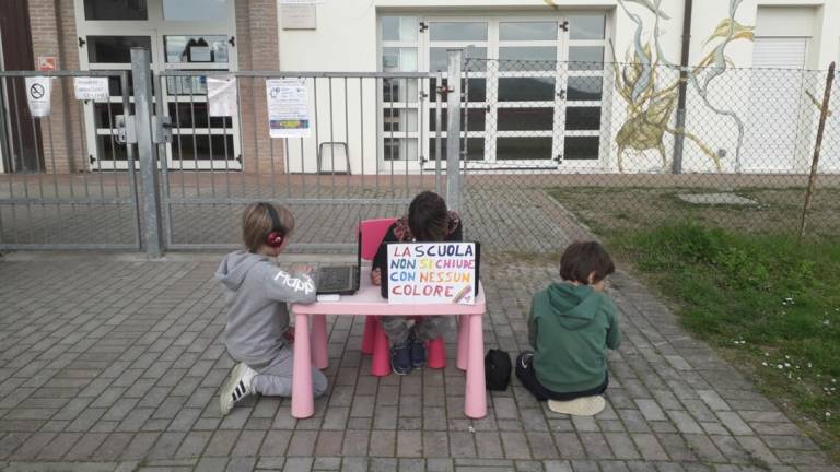 Forlì, bambini davanti alle scuole seguono le lezioni online