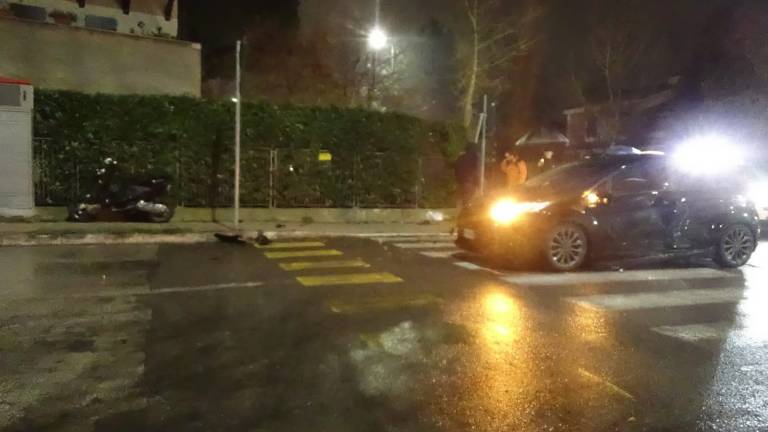 Faenza, incidente tra un'auto e uno scooter. Un 16enne portato all'ospedale