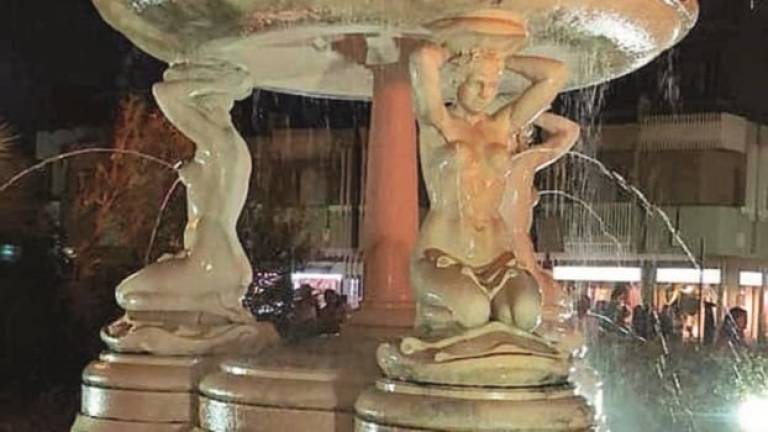 Rinascita dopo il degrado, la fontana del Grand hotel di Cervia torna a zampillare