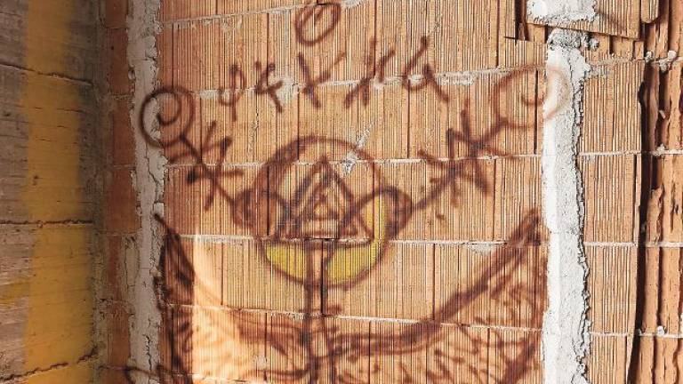 Scritte inneggianti a Satana tra edifici e macerie a Ravenna