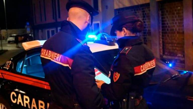 Lugo, lancia una sedia contro la madre e minaccia di dare fuoco alla casa: 24enne arrestato