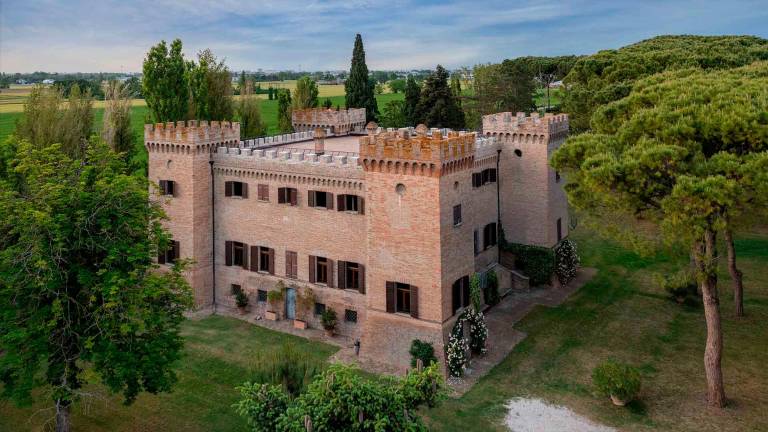 Castello Benelli e in basso la proprietaria Paola Pizzighini Benelli