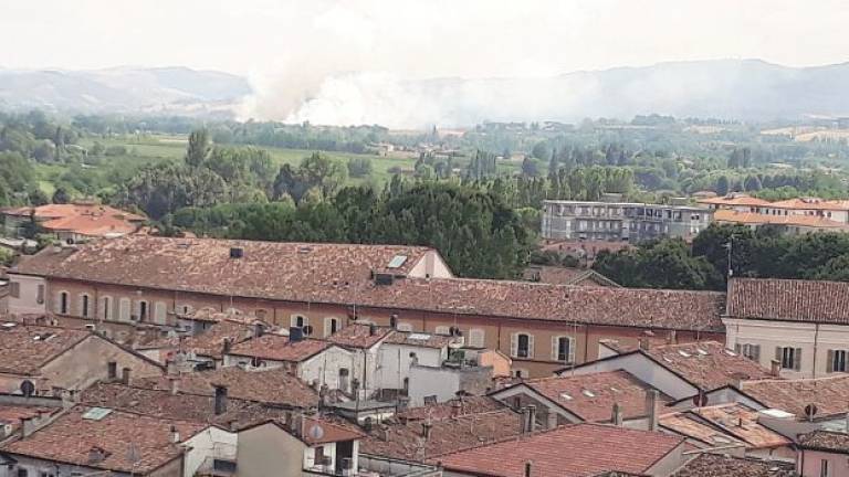 Si attenua l’incendio a Faenza, area sotto controllo. Fumi e odori sentiti a chilometri di distanza
