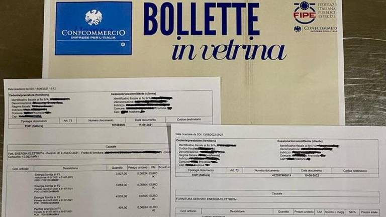 La protesta delle bollette in vetrina per bar e ristoranti di Cesena