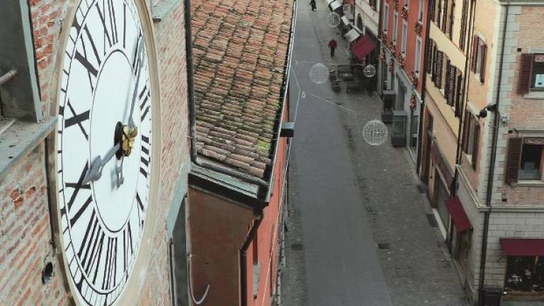 Ingranaggi dell’orologio di Imola da rivedere, tecnici da Genova per farlo ripartire