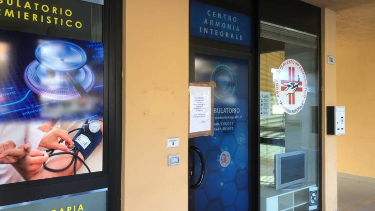 Tamponi senza permesso: centro infermieristico chiuso a Cesena