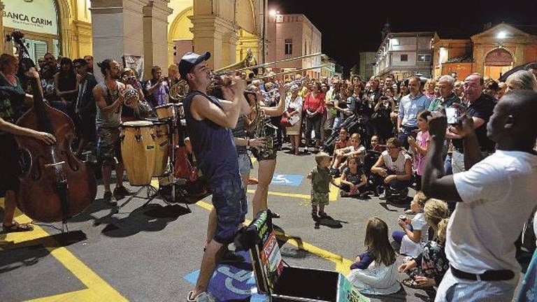 È la serata dei buskers di Ferrara. Artisti in trasferta a Lugo