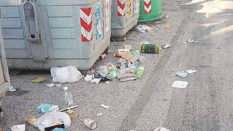 Multe, foto-trappole e adesivi contro chi getta male i rifiuti