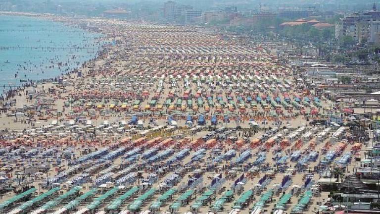 Fino a 70 ombrelloni in più, decine di bagnini di Rimini multati