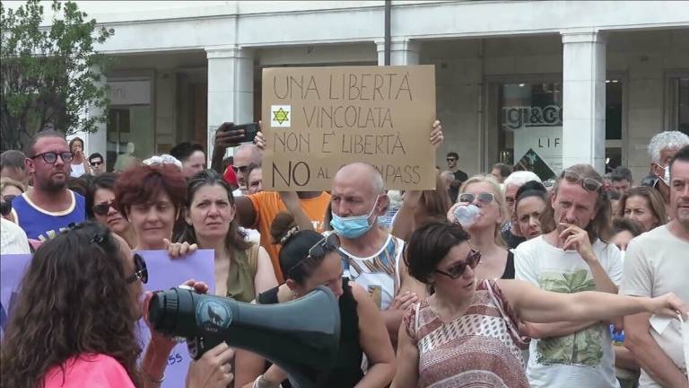 Centinaia protestano in piazza a Rimini contro il green pass e i vaccini
